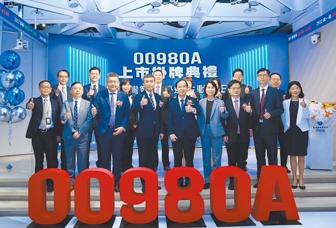 野村投信资深副总赖峰彰（前排左一）、野村投信资深副总陈又本、野村投信资深副总黄宏治、野村投信副董事长天津启介、证券期货局长张振山、证交所总经理李爱玲、政大财管系特聘教授兼商学院副院长周冠男、野村投信副总游景德、野村投信副总胡慧中。  图／证交所提供