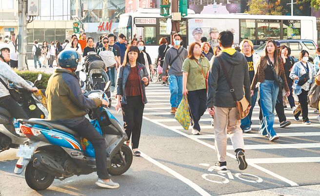 交通部5日预告修正「违反道路交通管理事件统一裁罚基准及处理细则」，未礼让行人而肇事的罚款，轻伤由7200元提高到1万8000元，重伤或死亡一率以最高3万6000元处罚。示意图为台北街头，非新闻当事人。（本报资料照片）