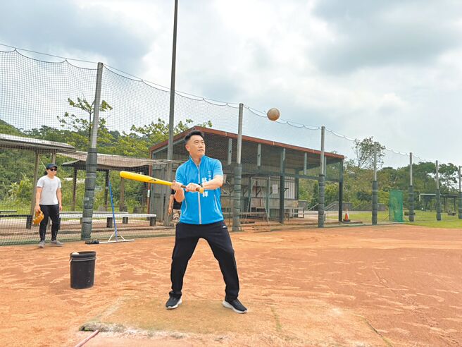 基隆市暖暖运动公园有服务中心渗水、垒球场照明不足、坡道设施不便等问题，基隆市立委林沛祥5日前往会勘，他表示，已向教育部体育署争取1000万元补助经费并核定，将透过工程改善设施。（立委林沛祥提供／徐佑升基隆传真）