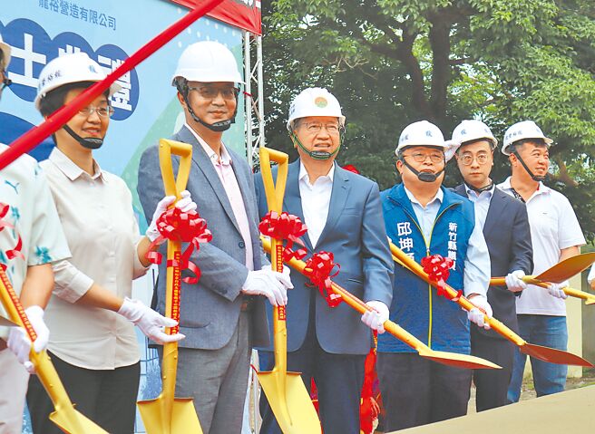 新竹县北埔乡公所5日举办综合行政大楼暨亲子公园新建工程动土典礼，县长杨文科（右四）也出席动土仪式。（邱立雅摄）