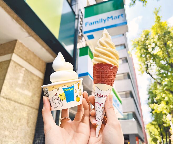 全家Fami!ce霜淇淋携手bb.q CHICKEN，新推「蜂蜜柚橘霜淇淋」。（全家提供）