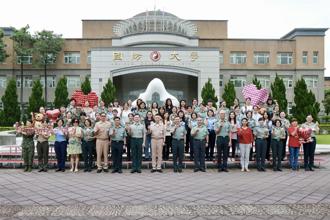 刘志斌致谢母职同仁 肯定女性敬业奉献