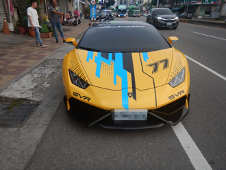 台中重机撞超跑！千万蓝宝坚尼屁股炸裂    车主起底是「粉红派对」