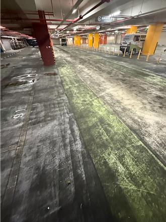 懷愛館停車場啟用1年「面目全非」 議員：地面像被炸過