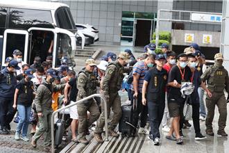 中泰緬3國掃蕩詐團    55涉詐台人返台   大巴士運回刑事局畫面曝