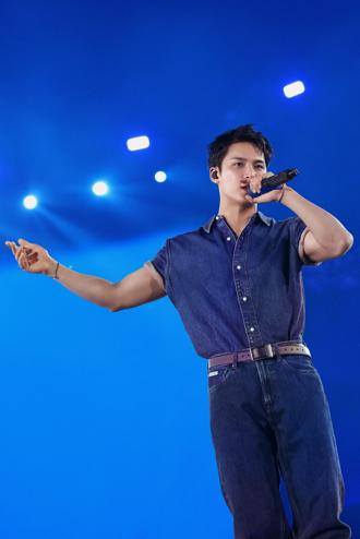 中門大開到男友風！珉奎穿CK丹寧上身 短袖襯衫捲袖露肌展男友力