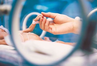 八次試管終圓夢！不孕婦喜獲「龍虎豹三兄弟」當母親節大禮