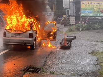 驚險瞬間！覺得怪怪路邊停車查看　轎車下秒成火球