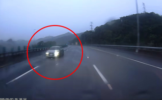 國道暴雨「三寶恐怖逆向疾駛」畫面曝！他險遭擊落：心臟差點跳出來