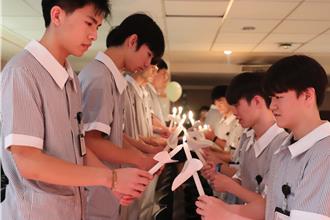 華醫181位護理生加冠 前輩齊聲籲政府做「1件事」