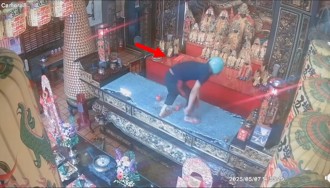 鐮刀男闖彰化百年老廟 跳上桌「斬首」神像！大膽惡行曝光