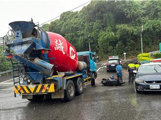 左轉預拌車撞上直行機車　淡水男騎士倒地送醫