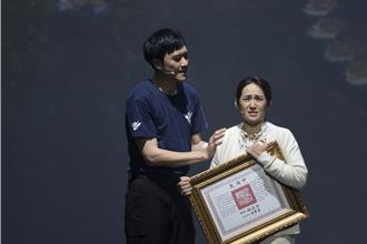 羅美玲唱到大哭「小三兒看戲也淚崩」！《火神的眼淚》把救護車搬上舞台