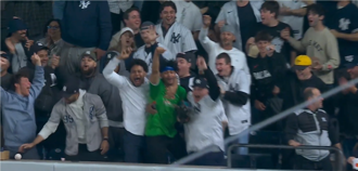 影》球迷太嗨沒發現「法官」全壘打球被摸走！偷球畫面曝光