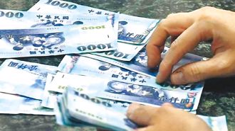 台幣狂升！ 美元定存族成苦主 她崩潰：1個月薪水沒了