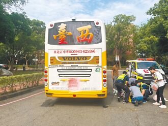 嘉縣 走在校園 女大生遭校車輾重傷