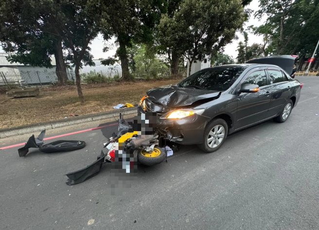 20歲男大生騎車被汽車撞飛，骨折送醫。（蕭宥彤翻攝）