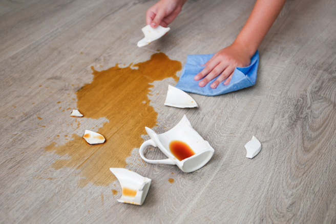 許多民眾會把所有回收物裝袋交給回收人員，但玻璃與一般回收物不能混裝。（示意圖，shutterstock／達志）