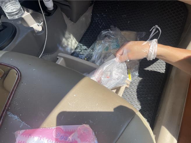 萧男驾驶轿车逆向衝撞康桥国际学校学生自行车队，员警在其肇事车内发现疑似依托咪酯毒品(俗称丧尸菸弹)及毒品施用器具。（警方提供／叶静美彰化传真）