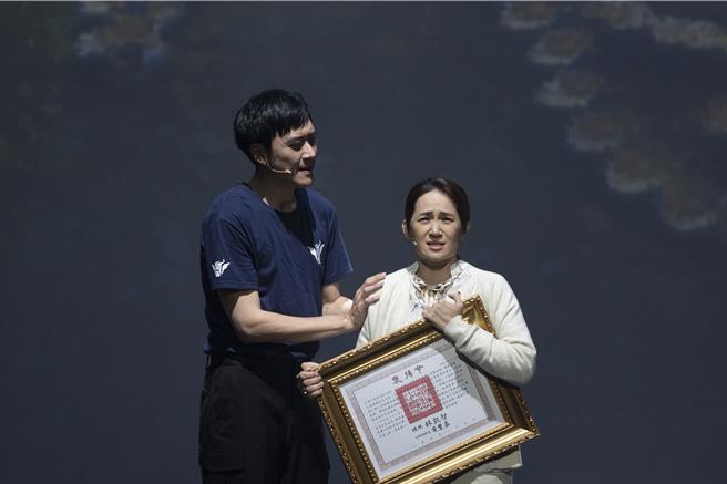 羅美玲（右）飾演殉職消防員林義陽的母親，左起王為。（故事工廠提供）