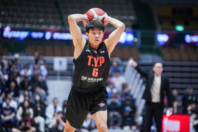 關達祐第4節有攻有守，幫助領航猿在總冠軍賽第2場拿下勝利，在這個系列賽1勝1敗追平。（PLG提供）