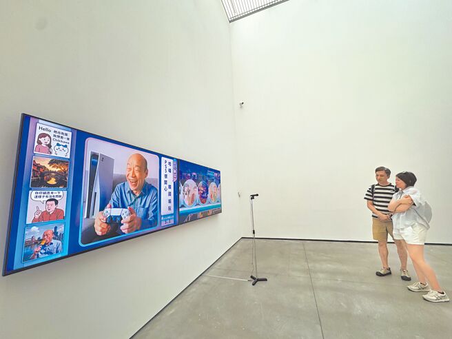 南美馆2馆6日起展出「咏唱世─人工智慧给人类的一封挑战信」，《愿望搜集器》透过民眾输入语音许愿，即可产出想看到的图像，图为立法院长韩国瑜玩PS5，吸引民眾驻足。（曹婷婷摄）