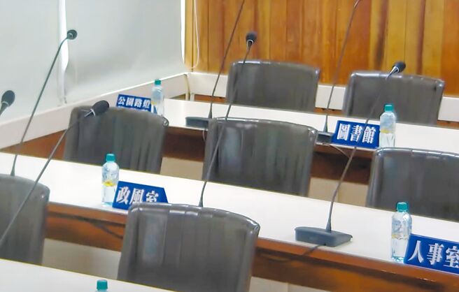 嘉义县太保市民代表会开定期会，因林淑勉及吴宏哲罢免案24日投票，太保市长郑淑分的行政团队以不介入政治操作为由请假，出现代表会开会无官员列席情形。（取自太保市代表会即时影像／吕妍庭嘉义传真）