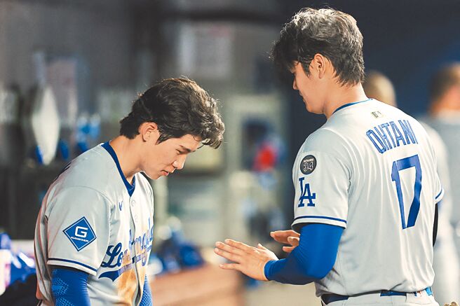 大谷翔平（右）5局上开轰后，与一起得分的韩国好手金慧成庆祝。（路透）
