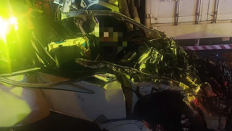 國道5車追撞成廢鐵！轎車女乘客滿臉血大喊「救我」 駕駛慘死身旁