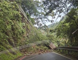 三峽北111縣道土石崩落！「雙向封閉」公所搶通中