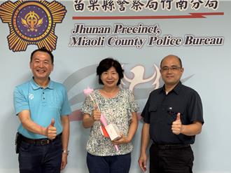 竹南警分局欢庆母亲节 警友赠加菜金、益生菌慰劳女警