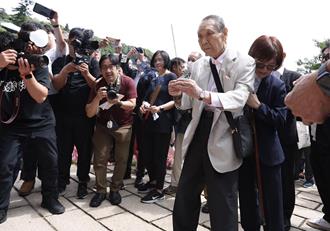 直擊》鄧麗君逝世30週年  92高齡的他專程來台上香