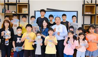 藝術遇見生態！插畫家張維倫攜述美國小打造童趣水獺世界