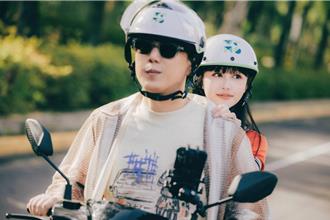 破天荒！蕭煌奇獻出騎機車第一次  她喊「非常酷」