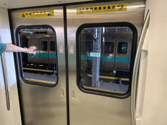 通車17年首見！高捷開一半 車門玻璃整片掉落