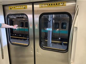 高捷「車窗玻璃」行進中突掉落碎裂  250名旅客急換車