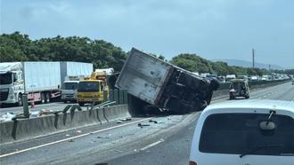 國3苑裡段大貨車自撞翻車！貨物散落車道 現場慘況曝光