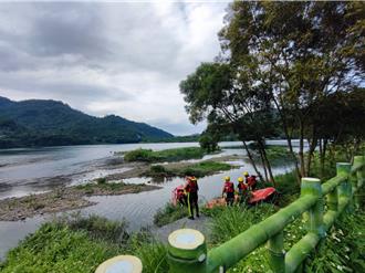 新店河濱公園釣客落水 警消尋獲送醫