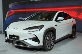 陸電動車太猛西方嚇壞 外媒：北京動1根手指讓英國癱瘓