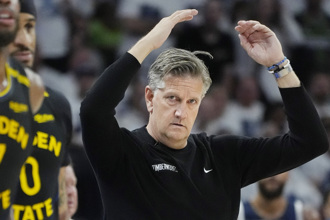 NBA》不滿判決尺度！灰狼主帥暴怒控訴：勇士像美式足球隊