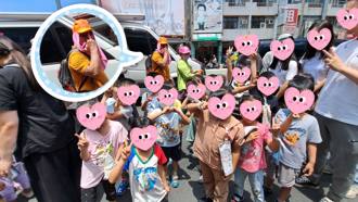 巧合？幼兒園迎接粉紅超跑大合照　驚見後方男「比怪手勢」