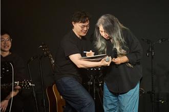 陳奕迅來了！為陳小霞化身粉絲送抱求簽名