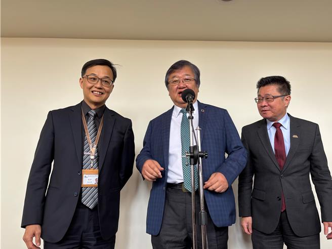 衛福部長邱泰源、衛福部次長呂建德、食藥署長姜至剛今日（8）接受媒體聯訪。（李念庭攝）