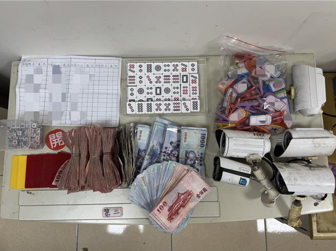 桃園市中壢警分局更在7日晚間偵破竹聯幫信堂的47歲周男成員在中正路一帶開設職業賭場。(警方提供)