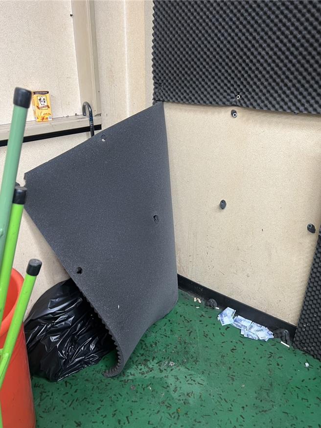 桃園市中壢警分局更在7日晚間偵破竹聯幫信堂的47歲周男成員在中正路一帶開設職業賭場。(警方提供)