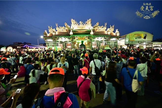 白沙屯妈祖进香首度驻驾松柏岭受天宫，参拜香客彻夜络绎不绝，受天宫成不夜城。（松柏岭受天宫提供／杨静茹南投传真）