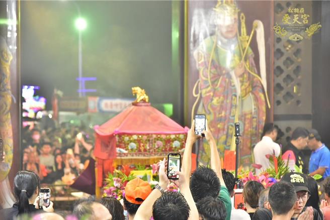 白沙屯妈祖进香首度驻驾松柏岭受天宫，信眾争睹粉红超跑，盼妈祖赐福。（松柏岭受天宫提供／杨静茹南投传真）