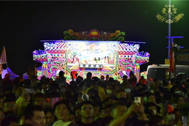白沙屯妈祖进香200年来首度驻驾松柏岭受天宫，信眾在庙埕表演布袋戏酬神。（松柏岭受天宫提供／杨静茹南投传真）