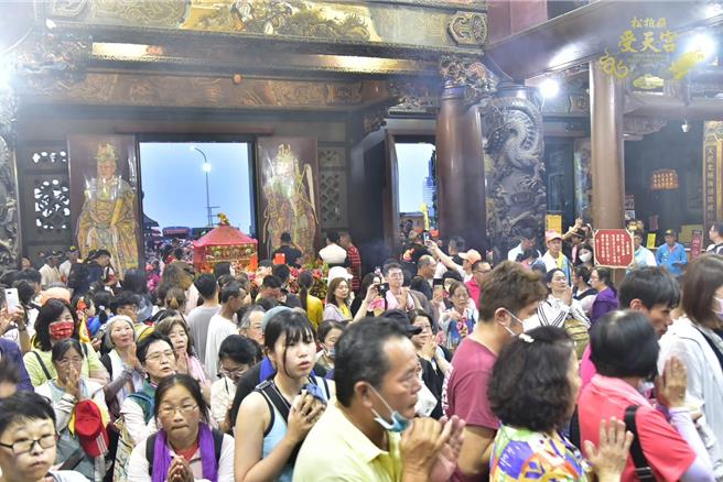 白沙屯妈祖的信眾涌入松柏岭受天宫参拜。（松柏岭受天宫提供／杨静茹南投传真）