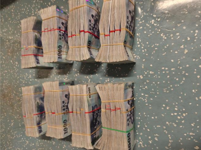 越南籍胡姓男子在台鐵列車上遺失400萬元現金，所幸順利尋回。（鐵警提供）